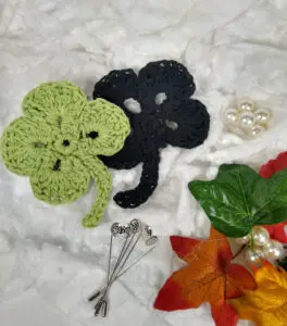 Gifts for Valentine's Day: crochet handmade brooches of clothes, available in various colors. With a long needle on the back, they are unique and exclusive gifts for young women. Free shipping