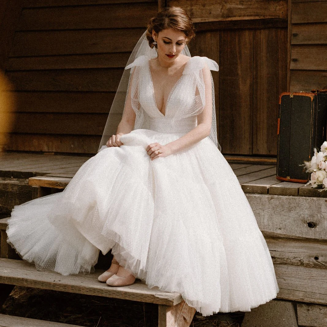 Tiered Polka Gepunktete Tüll Tee Länge Hochzeit Kleid Niedrigen V Ausschnitt Nach Maß Plus Größe Backless Puffy Geraffte Strand Braut kleider