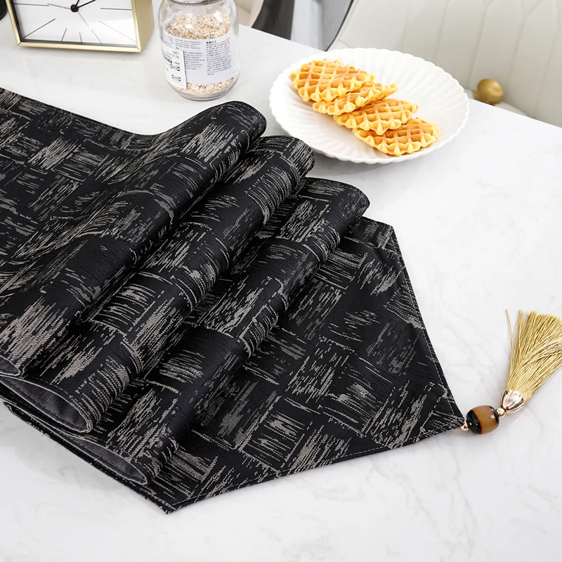 

2021 Fashion Table Runner Decorative Luxury Holiday Table Setting Decoration 2 Layer Yarn Dyed Jacquard Fabric Cloth