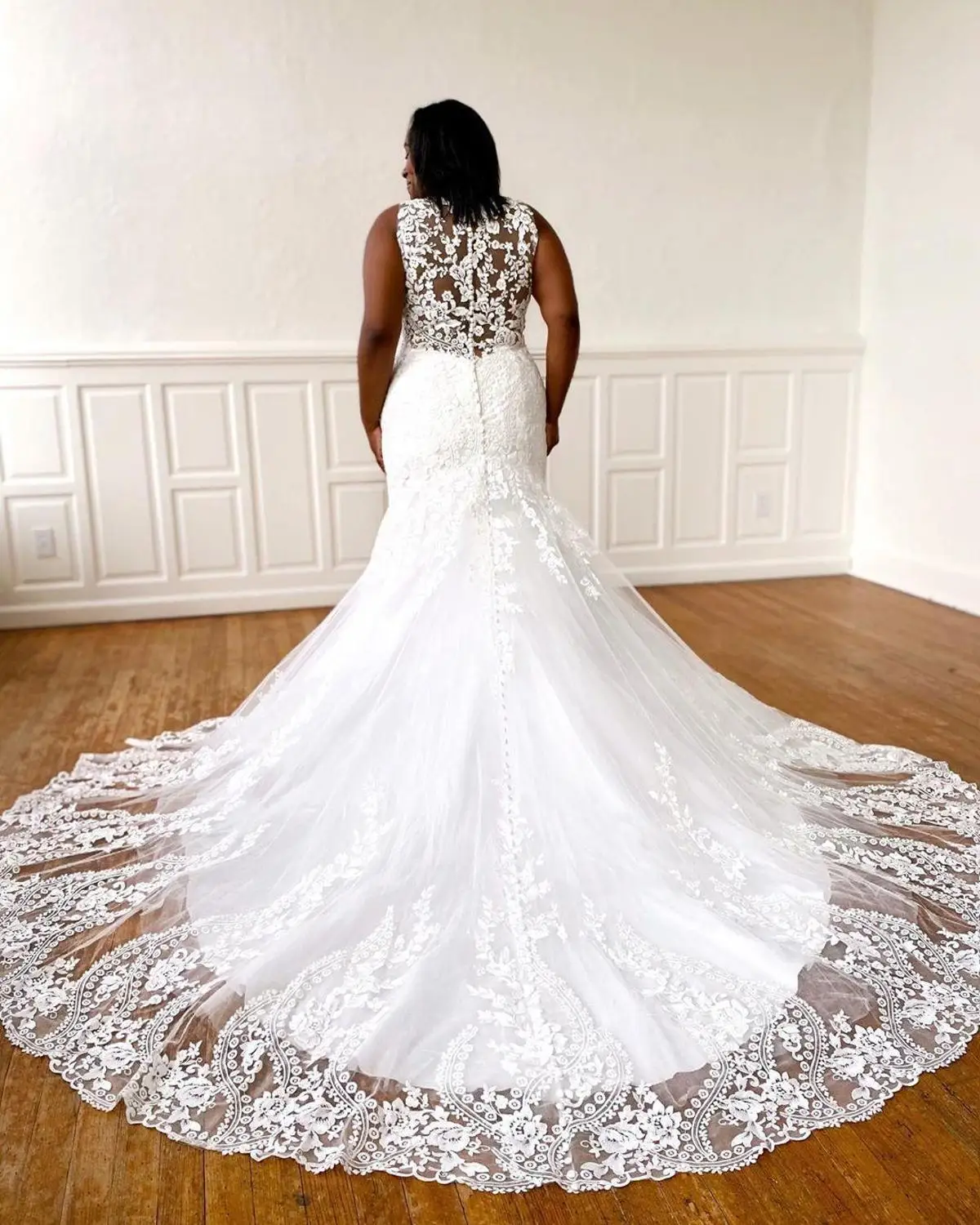 Abiti da sposa a sirena in pizzo bottone senza maniche Applique cappella treno gioiello collo Plus Size abito da sposa Vestido de novia