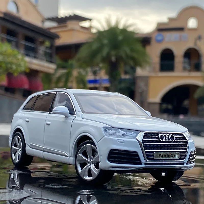 1:32 AUDI Q7 SUV Alloy Car Model Diecast & Toy Vehicles Metal Toy Car Model Collection High Simulation Sound and Light Kids Gift