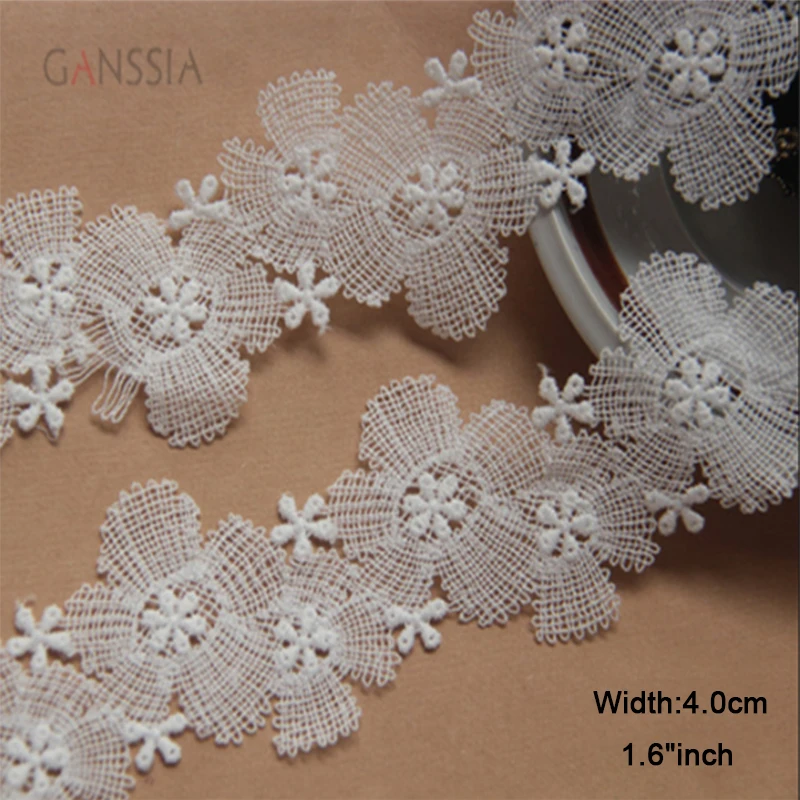 

Ширина: 4 см (1,60 дюйма), уникальные кружева цвета слоновой кости с вышивкой и белым цветком, водорастворимая сетчатая ткань, обрезка кружева для шитья (KK-638)