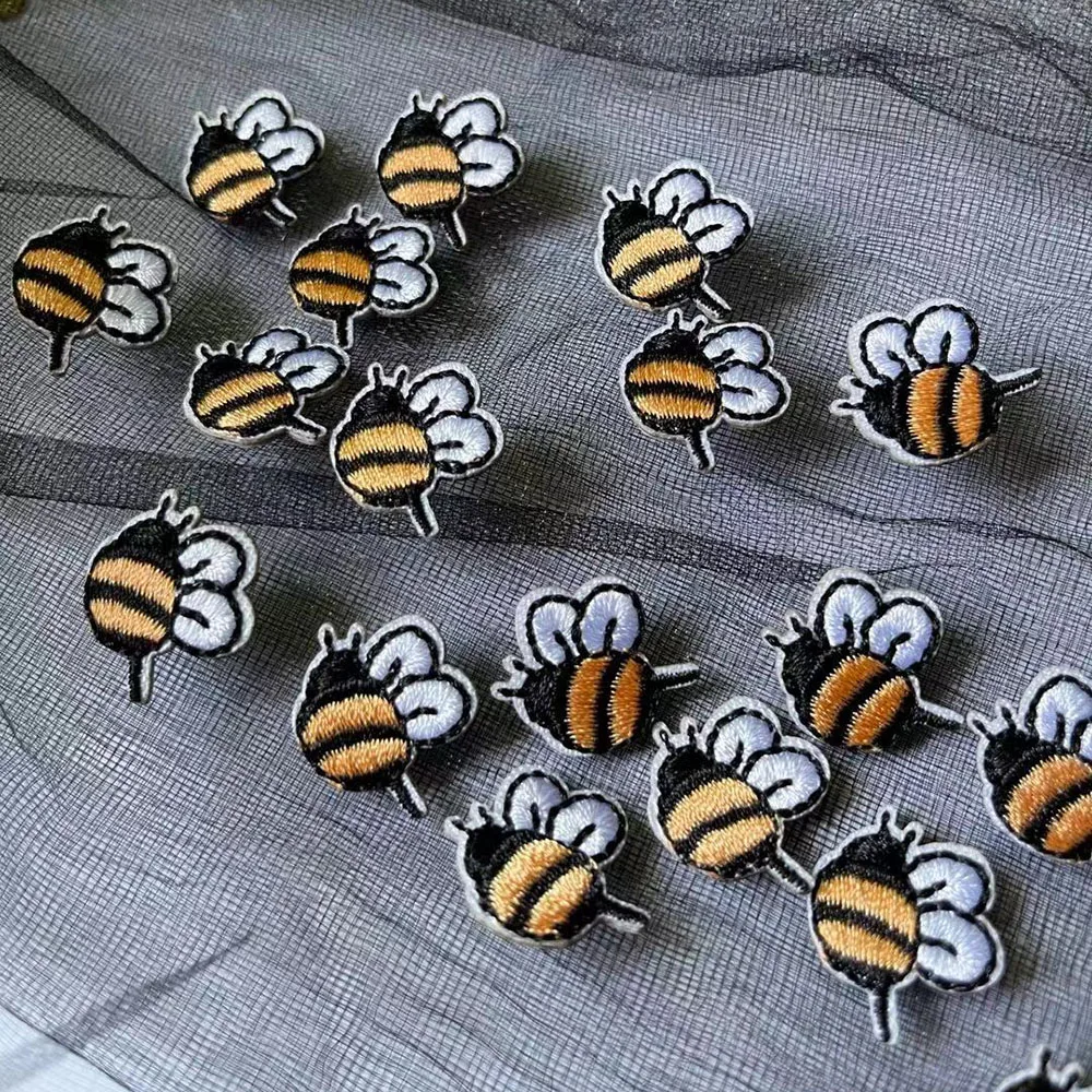 Mini parche bordado de abeja amarilla, pegatina para planchar, apliques de ropa, accesorios de ropa DIY, 10 unidades por lote