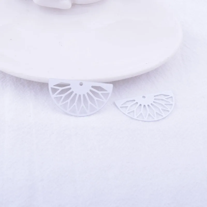 50 Stück AC11362 16*30mm Halbrunde Blumenanhänger Filigran Ausgehöhlter Anhänger DIY Schmuck Ohrring Herstellung – Detail 12
