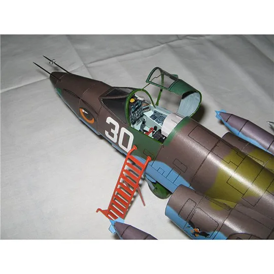 47*43 centimetri Sukhoi Su-25 Frogfoot Aerei Da Combattimento FAI DA TE 3D Carta di Carta di Costruzione di Modello Imposta Giocattoli Educativi Modello Militare 1:33