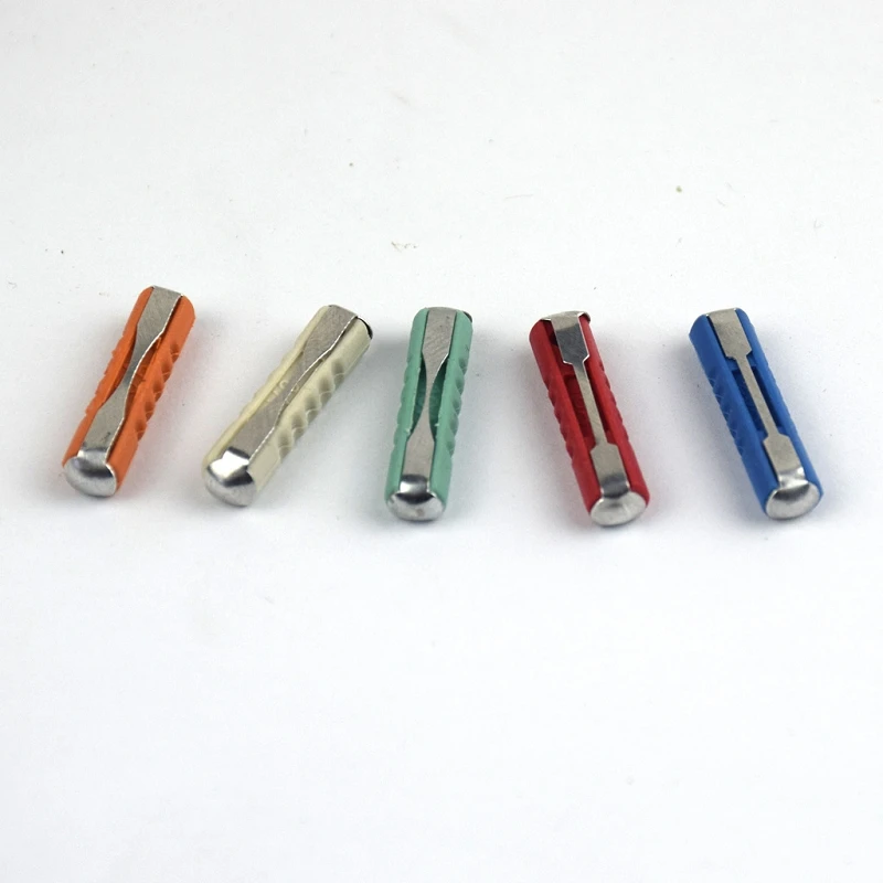 200 Pcs 5A/8A/10A/16A/25A scatola dei fusibili a siluro per auto combinazione di fusibili europei orientali a forma di siluro per auto d'epoca vecchio stile