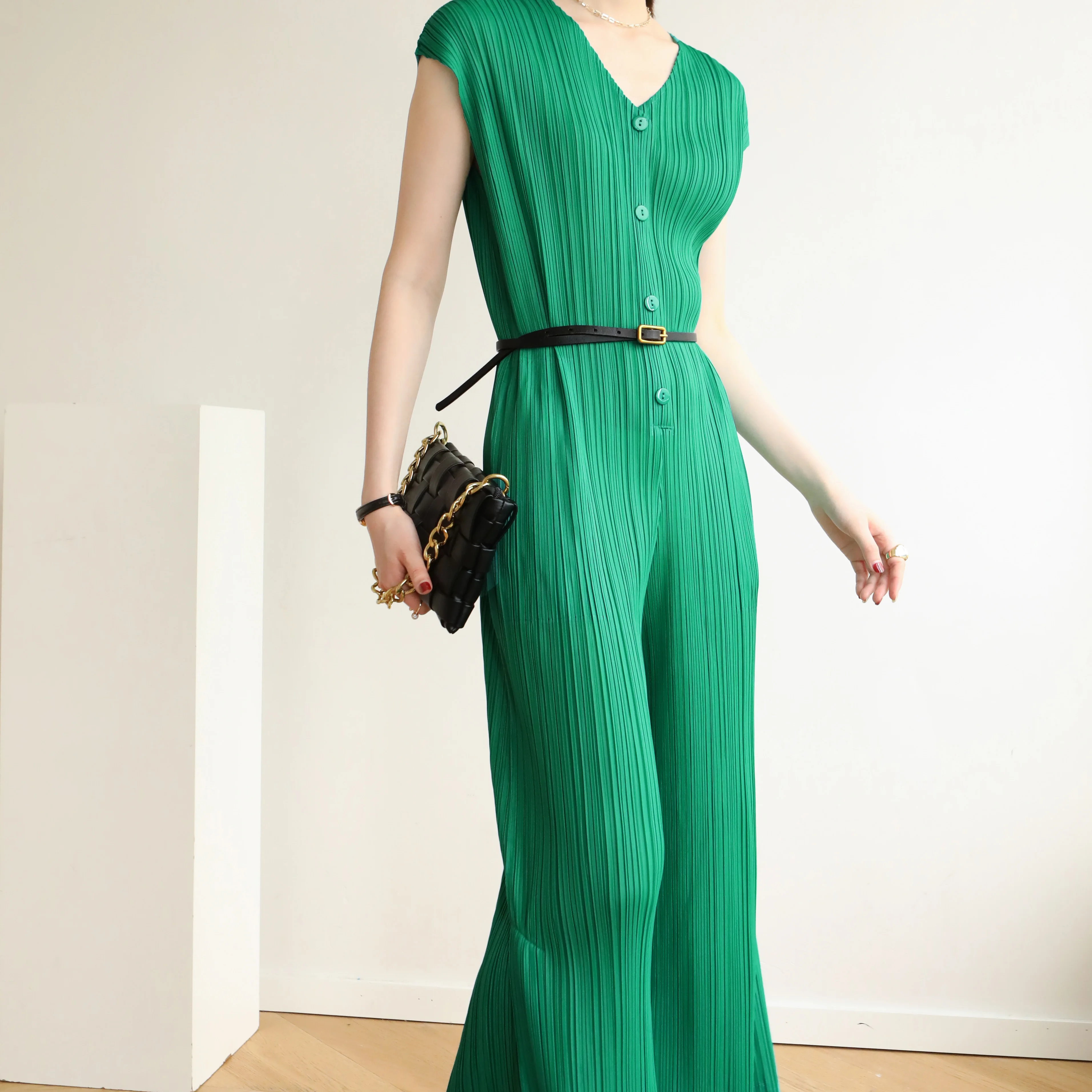 The manufacturer directly supplies summer style Miyake pleated light luxury V-collar western-style large size slim slim jumpsuit