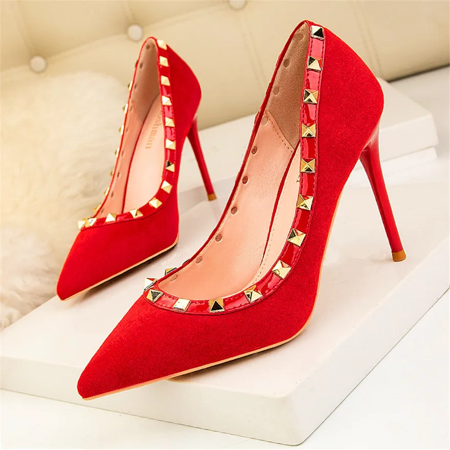 Rivet High Heels Luxury Designer Women Shoes Ladies Pumps Pointed Flock Spring 2024 Fashion Woman Wedding Dress Red Black Shoes