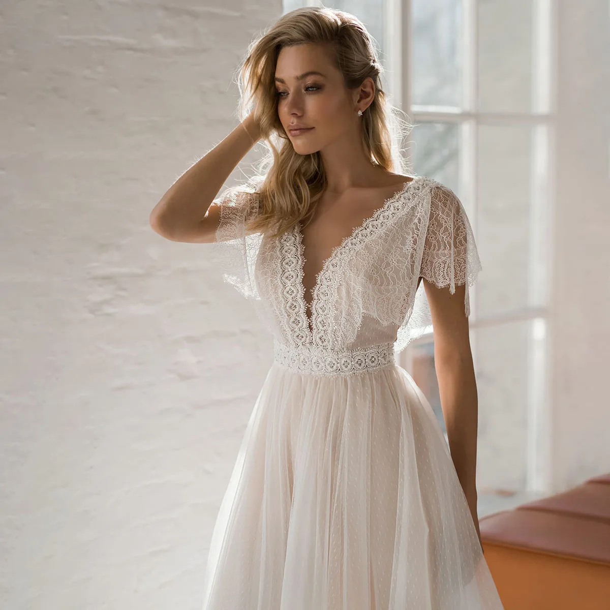 Robe de mariée en dentelle avec col en V profond, tulle à pois, sur mesure, manches courtes flottantes, coupe basse, dos nu, plage, robe de patients princesse Boho