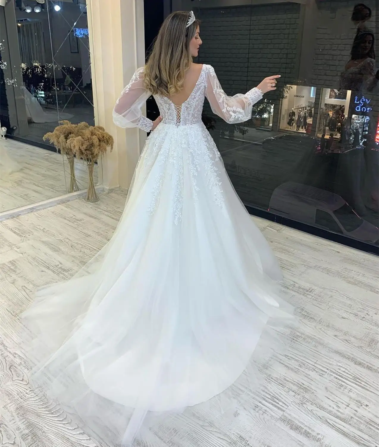 Vestido de casamento personalizado, manga longa, linha a, manga bufante, trem de varredura, costas nuas, renda frisada, lindo robe de mariee