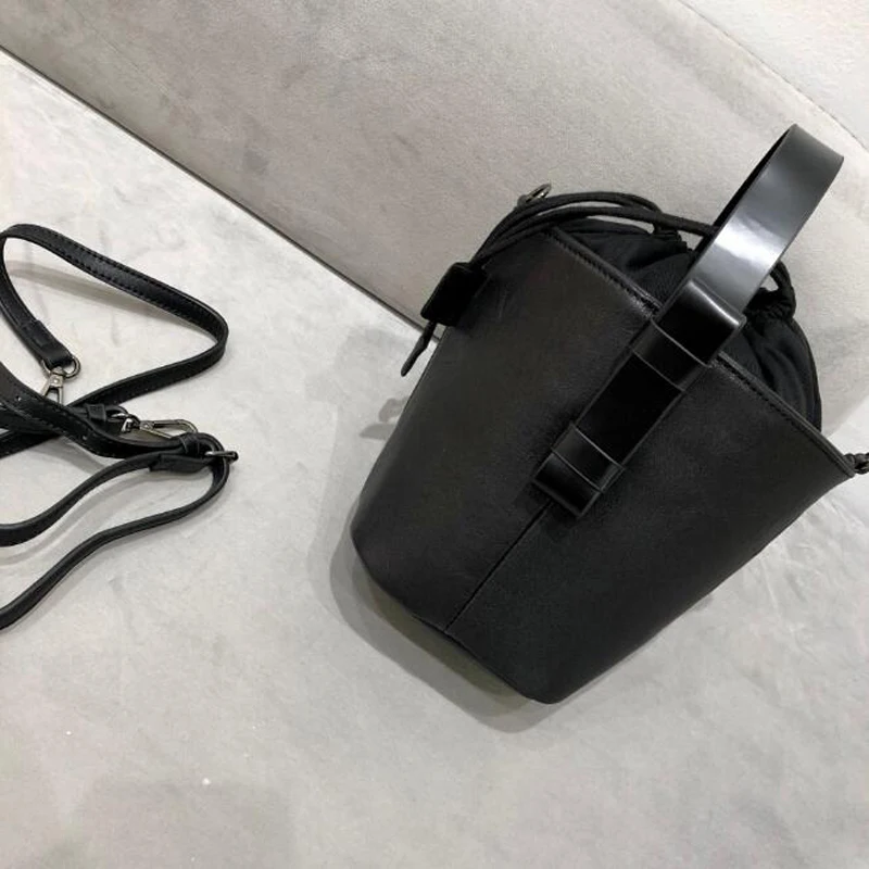 Borsa Shopping a secchiello in morbida pelle di pecora firmata da donna nera con spalla in vera pelle di moda