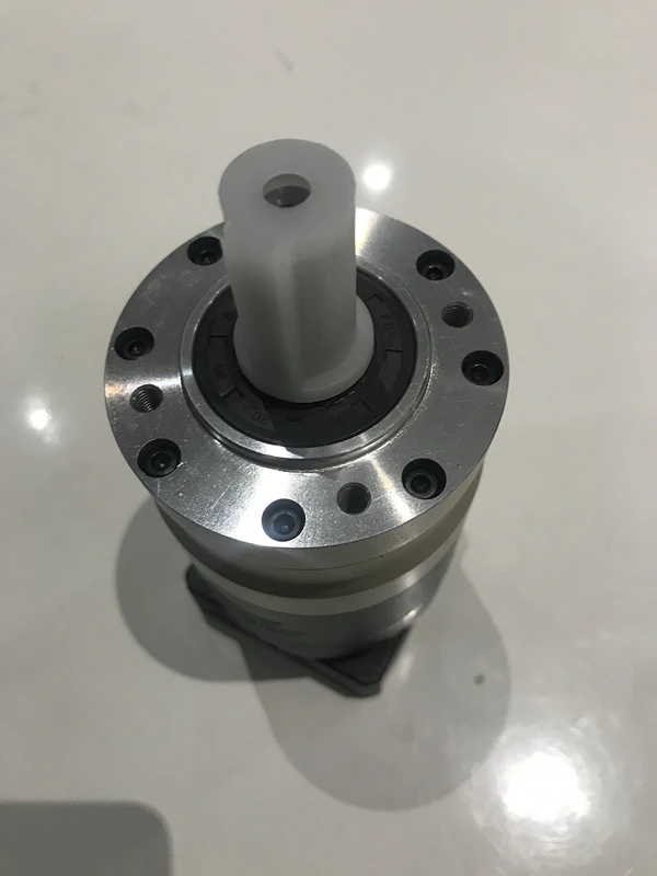 round flange helical gear planetary reducer gearbox 10 arcmin 15:1 to 40:1 for 60mm frame 400w AC servo motor input shaft 14mm