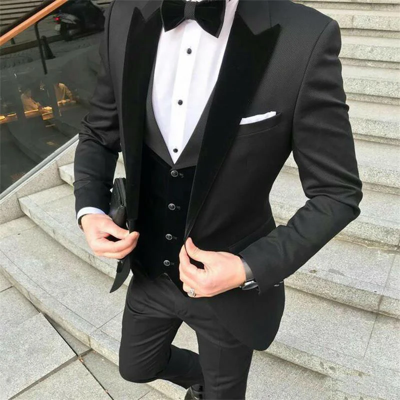 2020 Designer Groom Tuxedos Mens wedding Suits Velevt Peaked Lapel Man Blazer Jackets Three Pieces Groomsmen Evening Prom Party