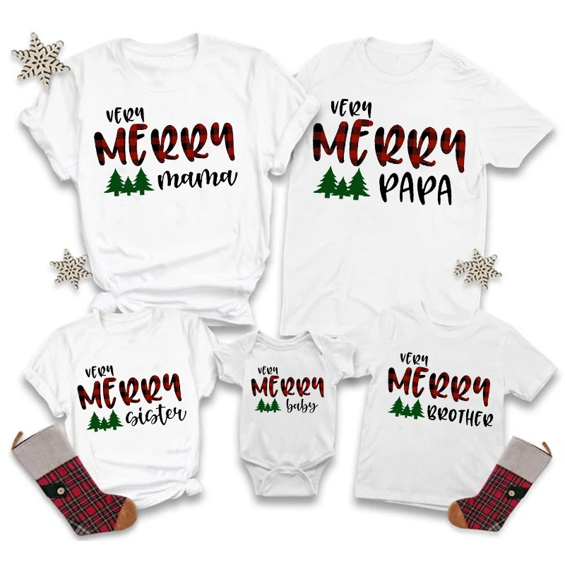 

Very Merry Baby Christmas Family Matching T-shirt Mom Dad Daughter Son Clothes Baby Romper Holiday Look Outfit T Shirt Kids Tops