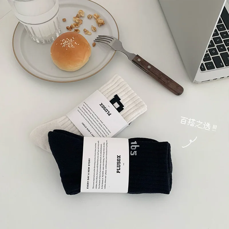 Letters Black and White Mid-tube female INS Trend Men's SOCKS Spring Autumn Summer Couples Sports cotton socks Women SOCK