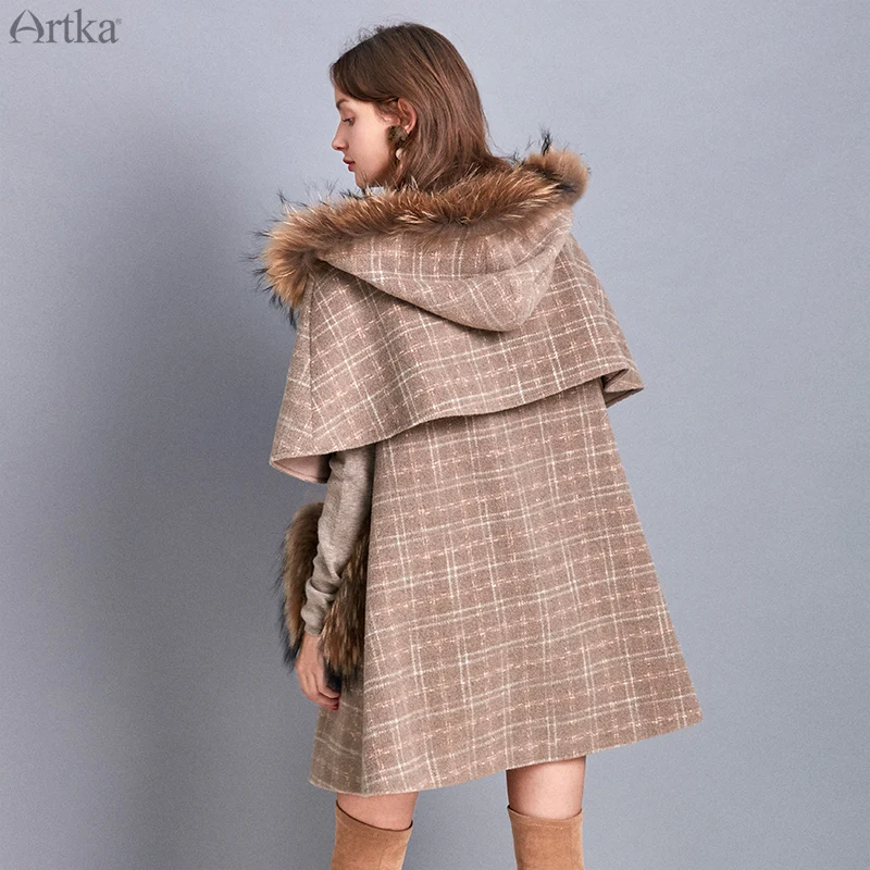 ARTKA 2019 Winter New Women Woolen Coat Retro Plaid Raccoon Fur Hooded Woolen Outwear Detachable Fur Cloak Woolen Coats WA10299D