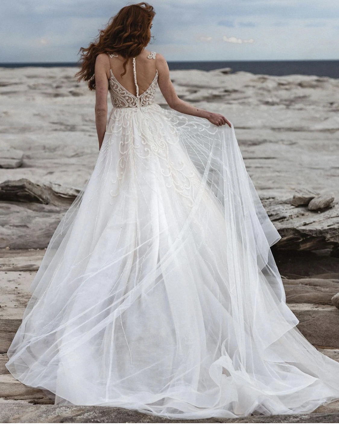 Robe de mariée en Tulle, ligne a, col en v, Appliques de dentelle, perles d'illusion, bouton, magnifique longueur au sol, balayage, traîne, nouvelle collection