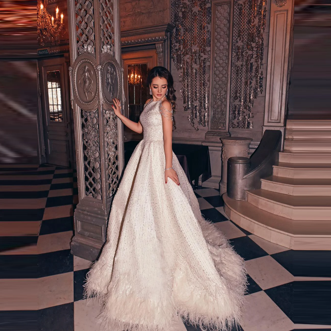 

Luxury Feathers Wedding Dresses Sequins Cap Sleeves Beaded Custom Made Ball Gown Satin Bridal Wedding Gowns In Dubai
