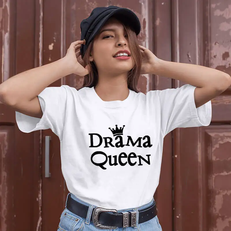 Camiseta gráfica de Drama Queen para mujer, divertida camiseta de verano, regalo para amantes del Drama, todo el mundo es la reina en su propio escenario de vida, recién llegado