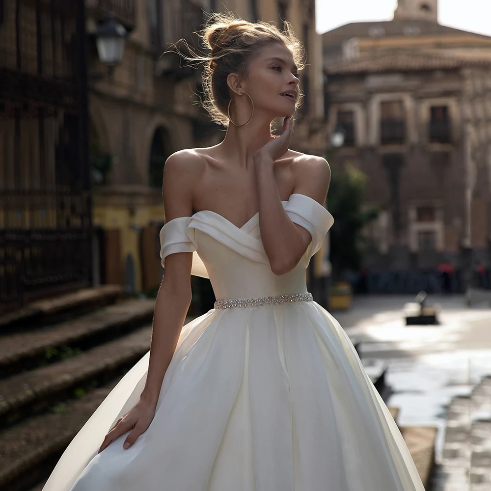 A linha vestido de casamento de cetim 2025 elegante marfim com decote em v fora do ombro vestido de noiva beading cinto vestidos de noiva personalizado