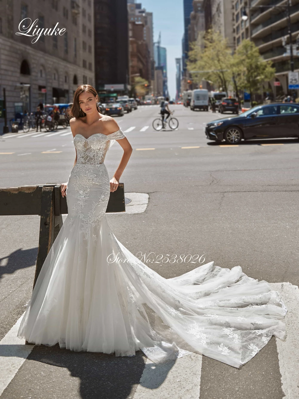 Liyuke lujoso vestido de novia de sirena con escote corazón y perlas y hombros descubiertos de ilusión de cola de capilla en el pecho