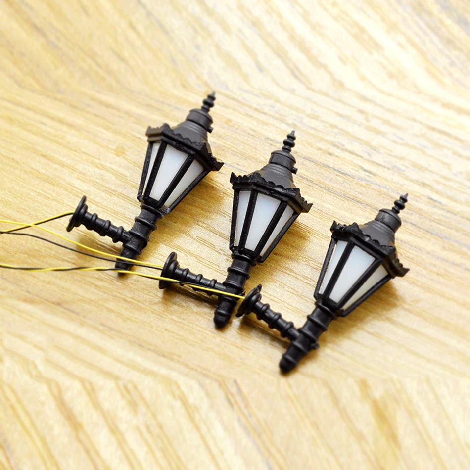10 Stück Miniatur Vintage Wandlampen-Modell, Mehrskalige LED-Wandleuchte für Puppenhaus-Dekoration, Diorama, Modelleisenbahn-Layout, Mikrolandschaft – Detail 5
