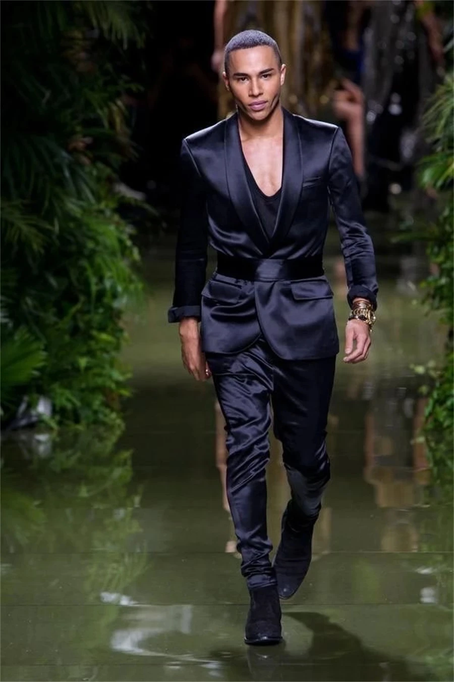 

2-Piece Silk Satin Designer Black Men Suits Party Wear With Belt Fashion Business For Best Man Peaked Lapel Blazer Suit Male Set