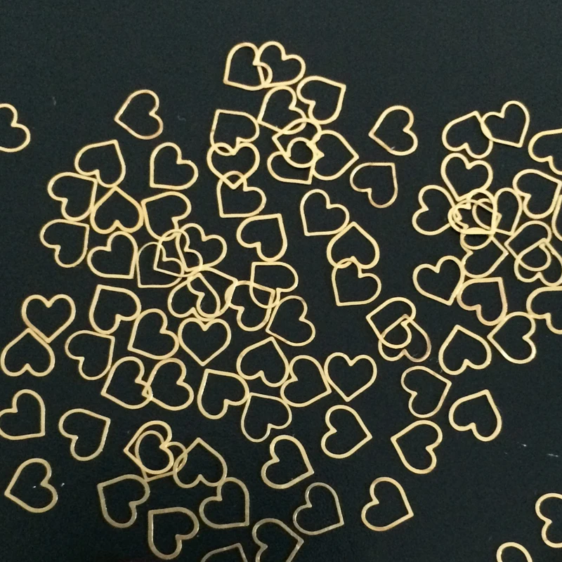 100 sztuk serce naklejki na paznokcie metalowy sztyft miłość Nailart nit Charms DIY akcesoria do paznokci 3D ozdoby do paznokci