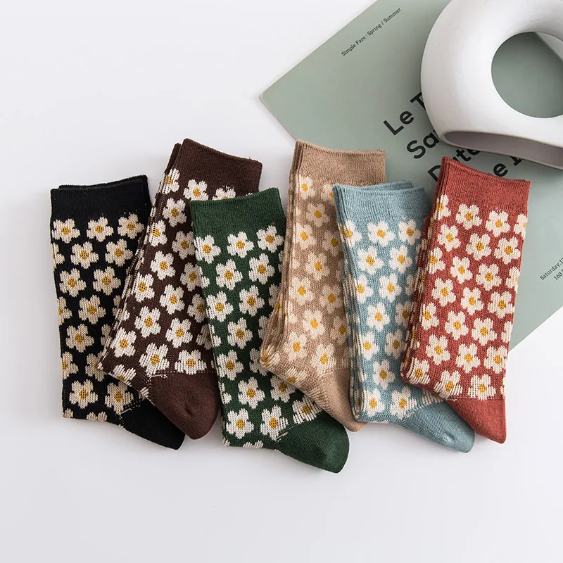 Funky Retro Daisy Cozy Women's Tube Socks Cartoon Flower Streetwear Skateboard Cotton Harajuku Kawaii Socks Autumn Winter