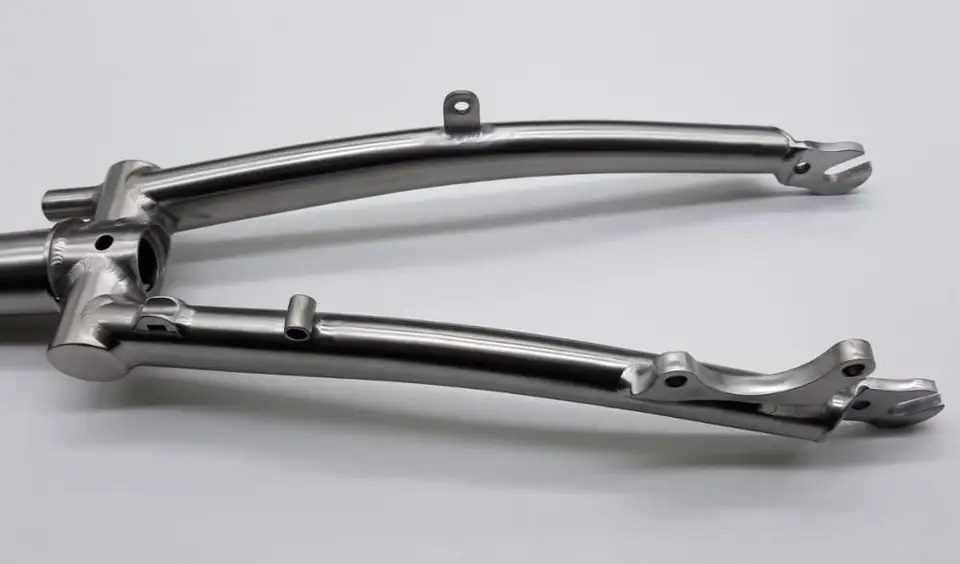 チタン製リアトライアングルはブロンプトンバイクに適合、幅135mm