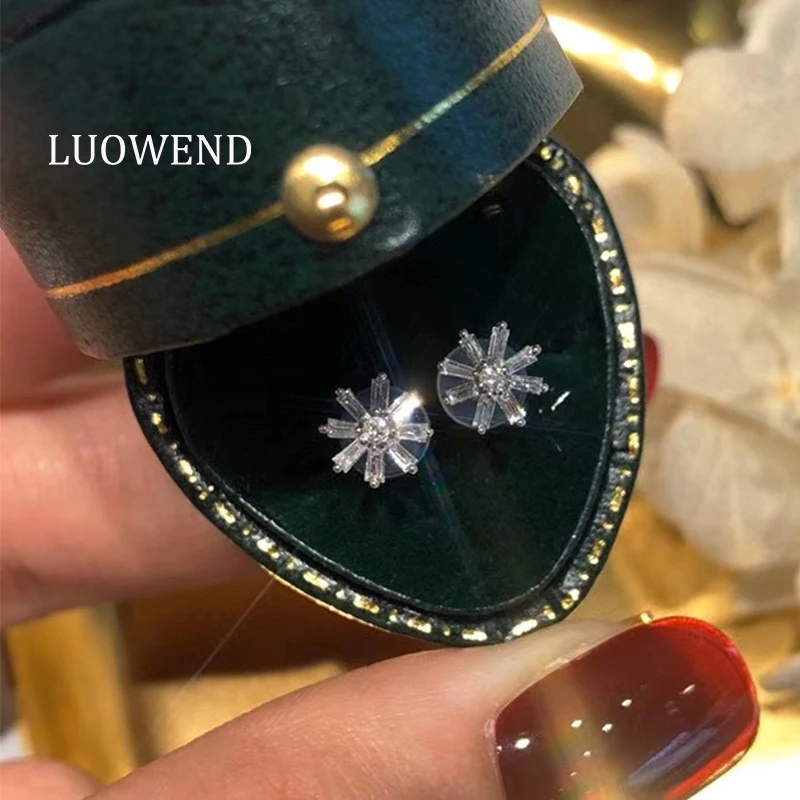 

LUOWEND Real 18K White Gold Stud Earrings Female Diamond Earring Elegant Engagement Party Jewelry Snowflake Design