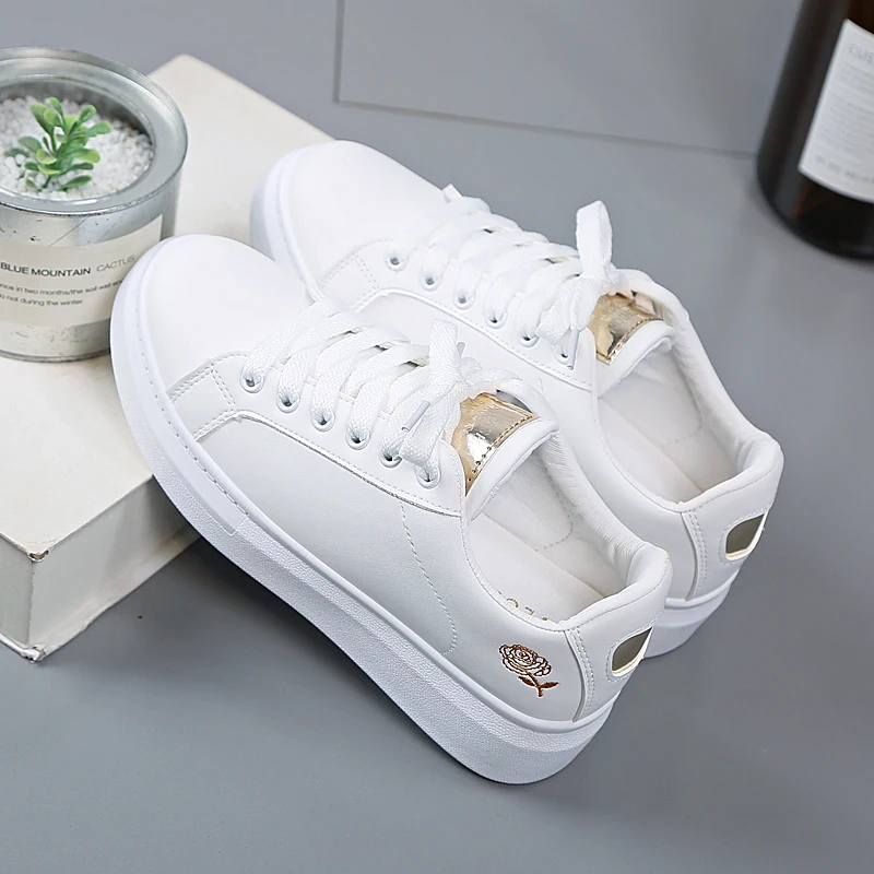 2021 Vrouwen Casual Loopschoenen Nieuwe Lente Vrouwen Schoenen Mode Geborduurde Kleine Witte Sneakers Ademend Bloem Kant-Up