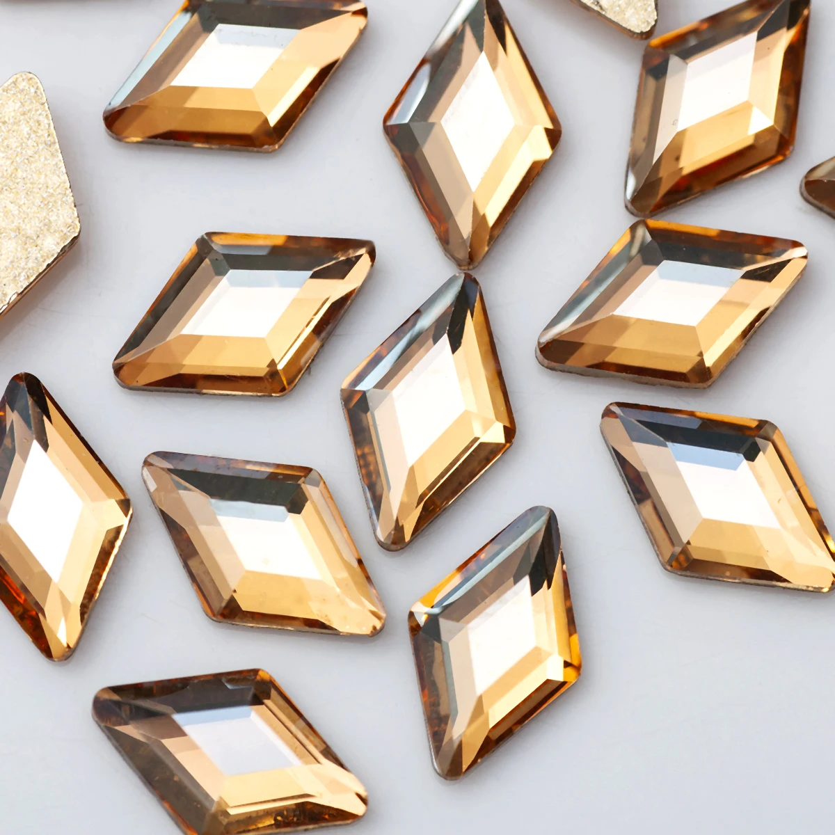100 Stück/Set Nagelkunst-Strasssteine 3x5mm 4x6mm 5x8mm Flache Rhombus-Form Bunte Steine für 3D-Nagelkunst, Kleidungsstücke und Schmuckdekoration – Detail 2