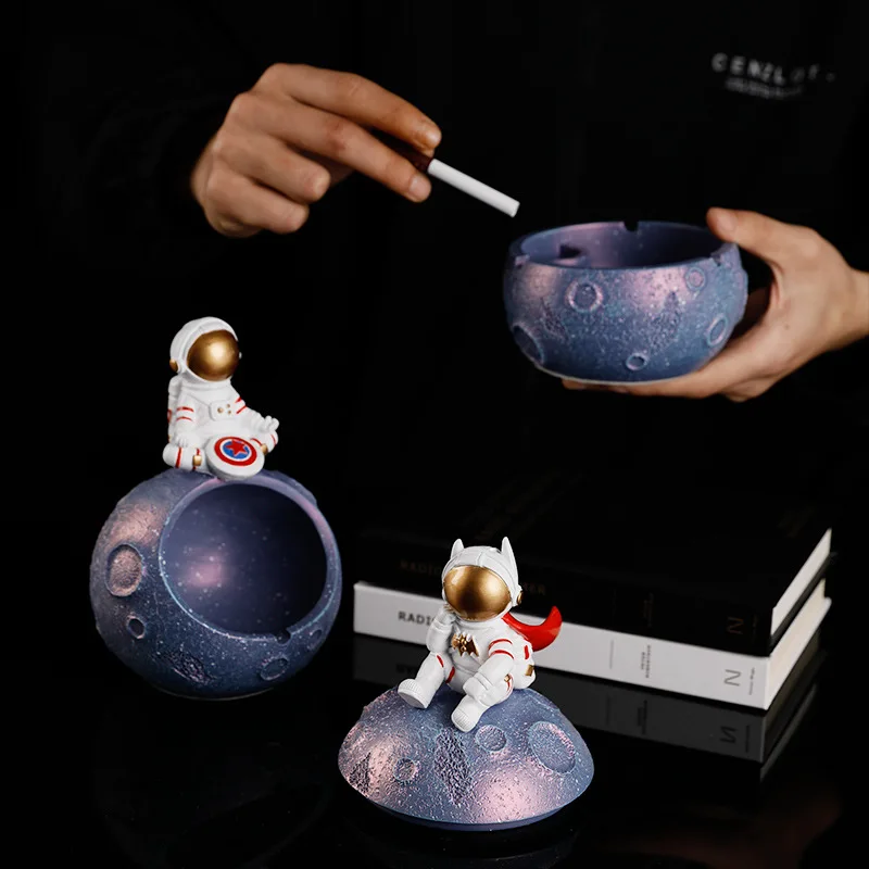 

Ashtray astronaut online celebrity creative fly ash prevention personalized trend office with cover.