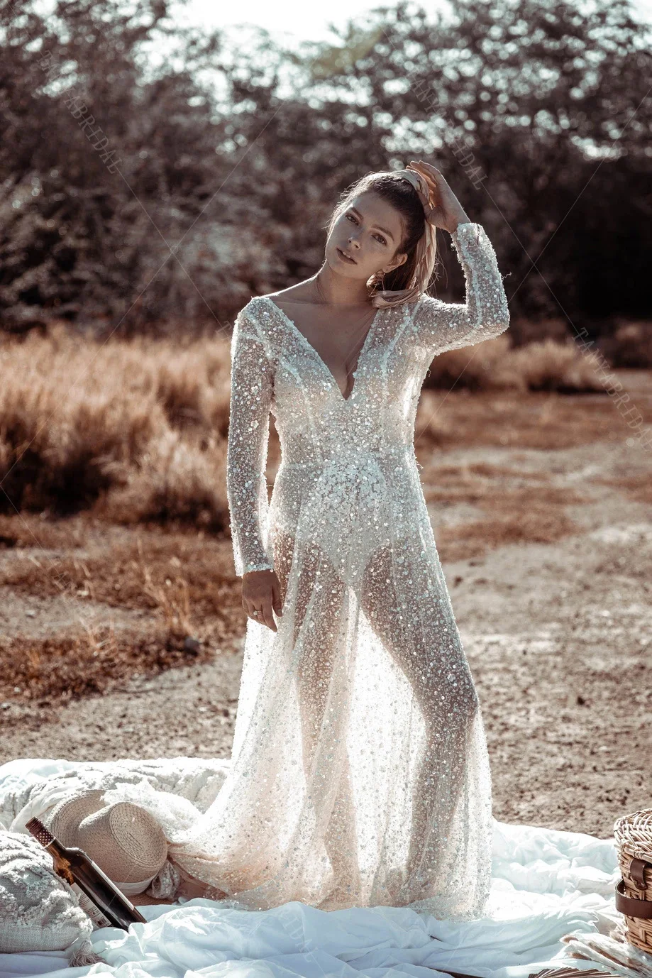 Przepiękne Suknie Ślubne z Koralikami, Długi Rękaw, Prześwitujący Dekolt w Serek, Odkryte Plecy, Suknie Ślubne w Linii A, Vestido De Noivas DW491