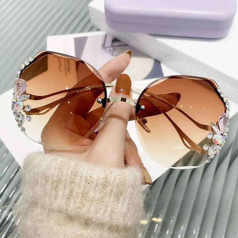 

2022 New Fashion Eyeglasses Luxury Designer Rimless Sunglasses Women Vintage Brand Shades Bling Rhinestone Big Diamond