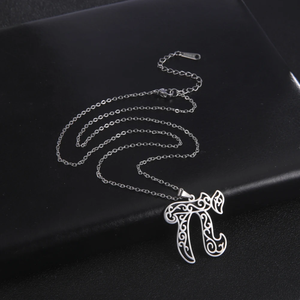 EUEAVAN Collier Chai Juif Lettre Hébraïque Pendentif Chai Juif Classique Choker Breloque Personnalisé Religieux Juif Bijoux Nom Femme Saint-Valentin Girlfriend (Argent