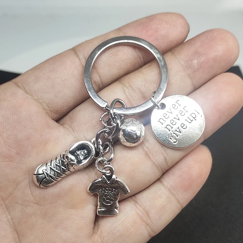 إكسسوارات الموضة لا تتخلى أبدًا تي شيرت رياضي ساحر وقلادة حذاء DIY سلسلة مفاتيح معدنية ملهمة بكلمات - أنا أحب القدم