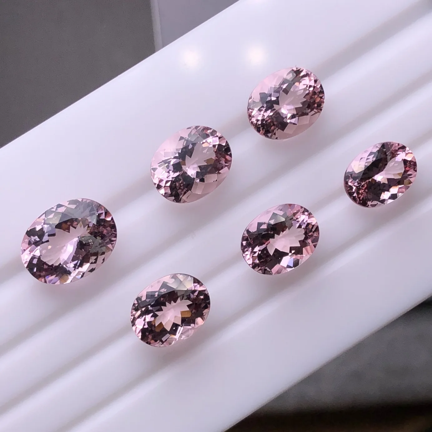 

Hot Sale Oval And Pear Shapes 1-3.5 Carat Natural Pink Morganite Gemstnoe Price Per Carat