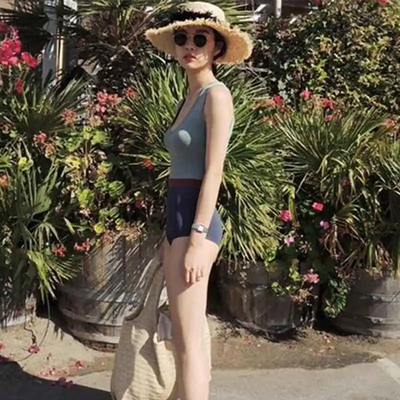 ชุดว่ายน้ําชิ้นเดียวกระชับสัดส่วนสีที่จับคู่แบบอนุรักษ์นิยมปกปิดหน้าท้องกระดูกเหล็กรวบรวมการออกแบบสําหรับผู้หญิงชายหาด