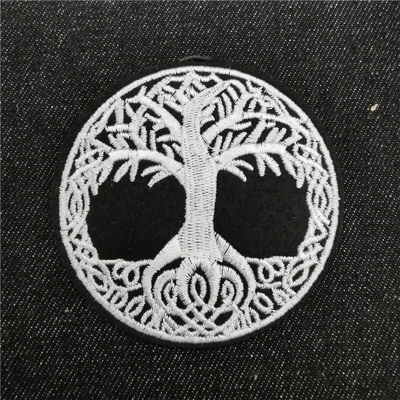 Parche bordado calavera punk – insignia para chaqueta y mochila - imagen 2