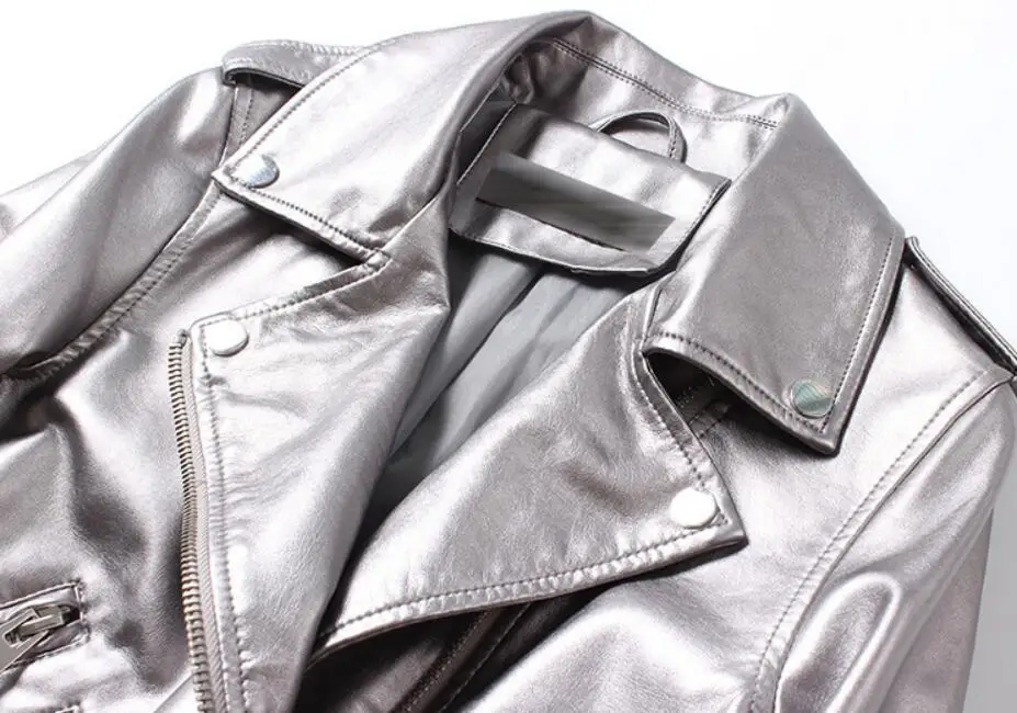 Серебристая куртка из искусственной кожи, Женская куртка-бомбер из мытой искусственной кожи с заклепками и ремнем, мотоциклетное байкерское пальто, верхняя одежда r2110