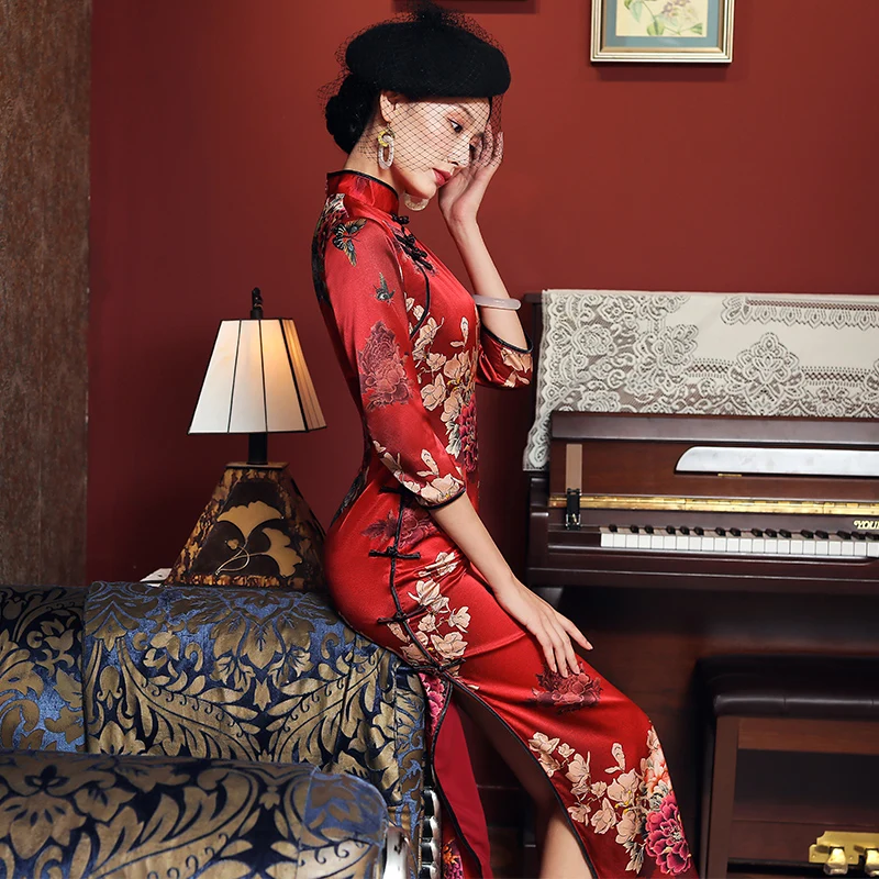 ผ้าไหม Qipao ชุดราตรีสีแดงสีเขียวพิมพ์ High-End Cheongsam กลางแขน Cheongsams ยาว Qipao ชุดจีน