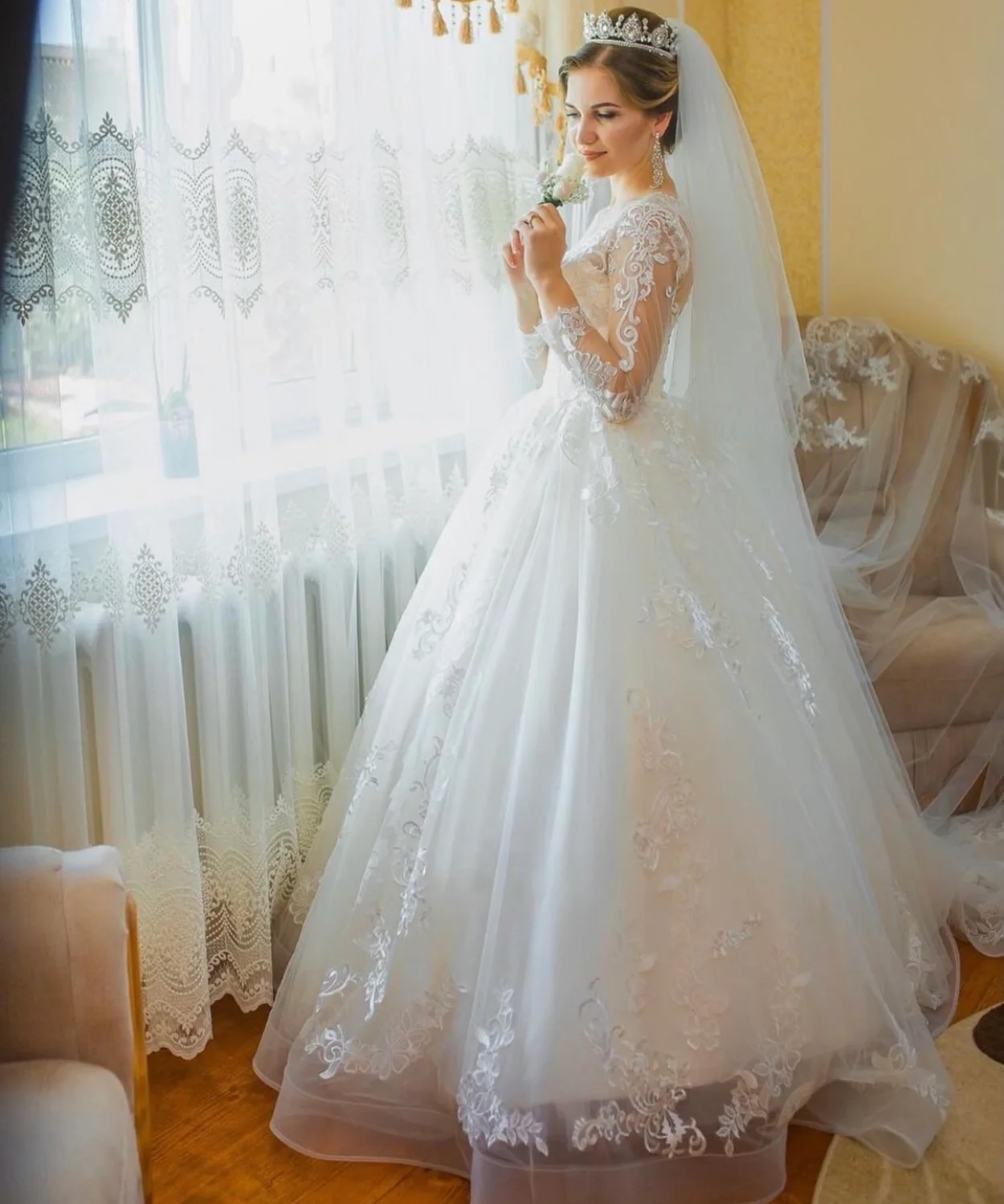 Abito da sposa con scollo trasparente, maniche lunghe, applicazioni in pizzo, paillettes, tulle, bottoni sul retro, strascico, splendido abito da sposa personalizzato