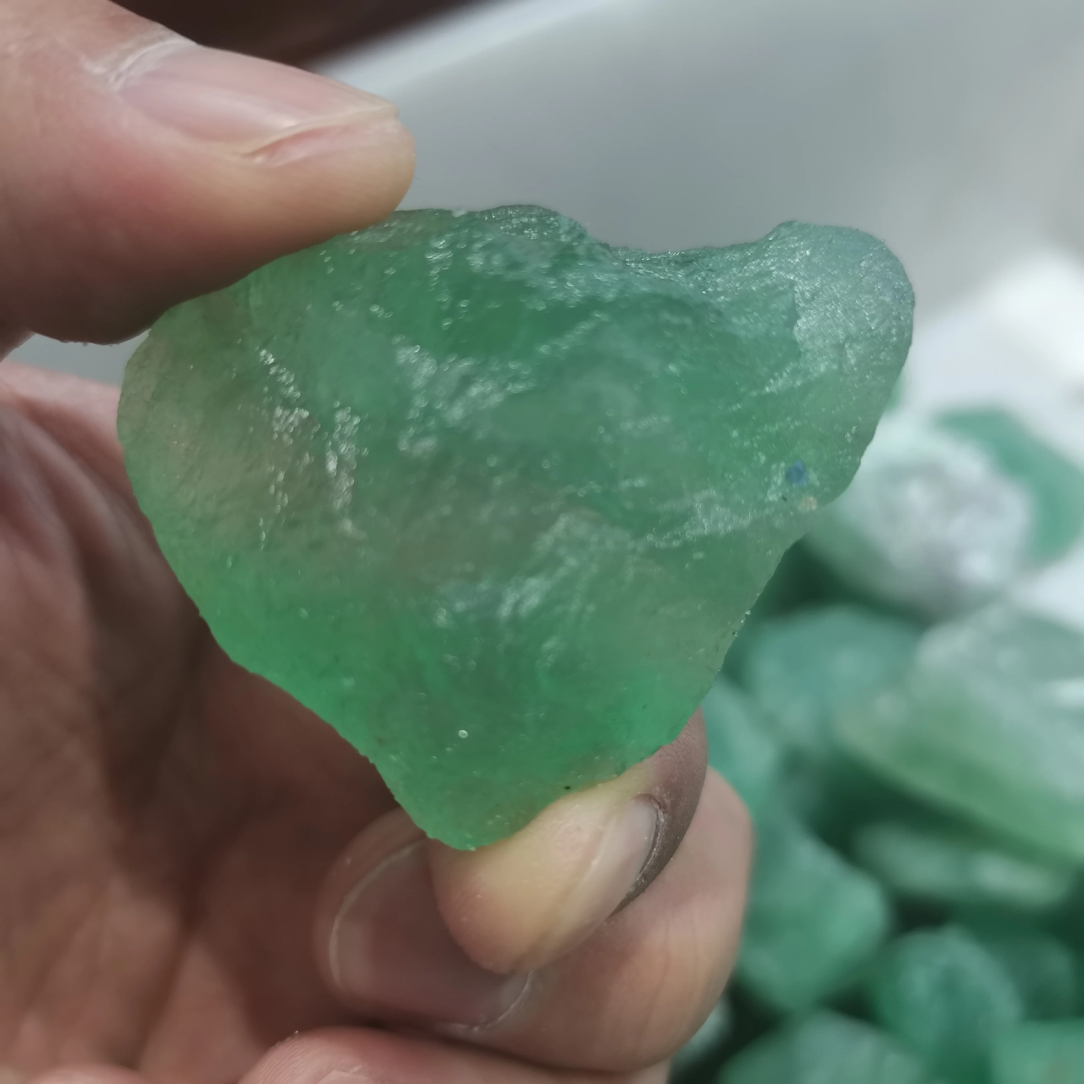 

1pcs Natural Stone Crystal Mineral Green Fluorite Stone Home Decoration Carving DIY Material Energy Wheel Pulse Healing Crystal