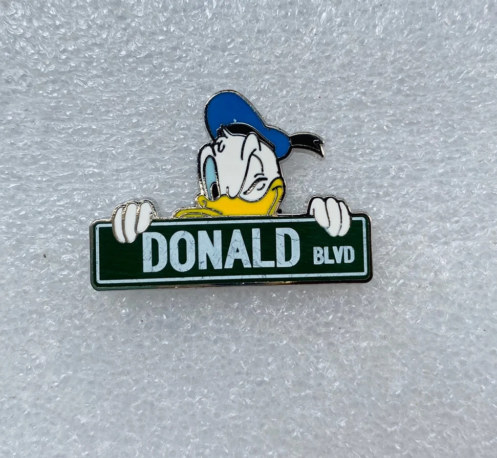 Disney Mickey Minne Donald Duck Cute Badges Backpack Kawaii Pins Clothing Custom Button Badges Brooch