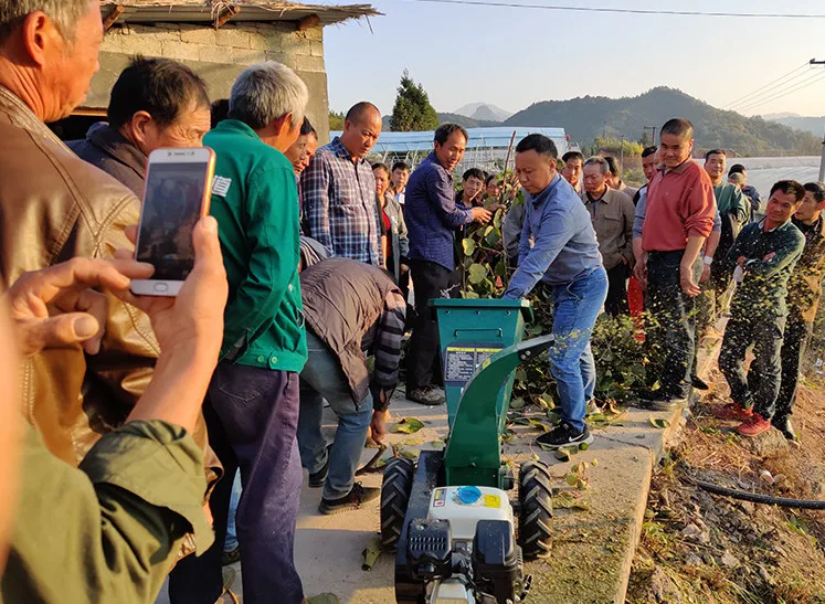 Gasoline-powered wood chipper, manual wood chipper