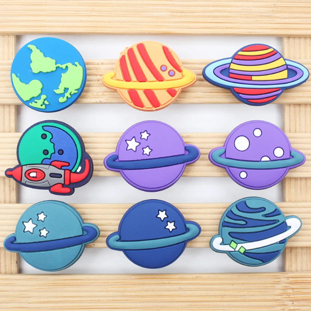 Лидер-продаж-амулеты-из-ПВХ-серии-планеты-для-обуви-подвеска-с-персонажами-для-браслетов-украшение-для-обуви-пряжка-детские-подарки