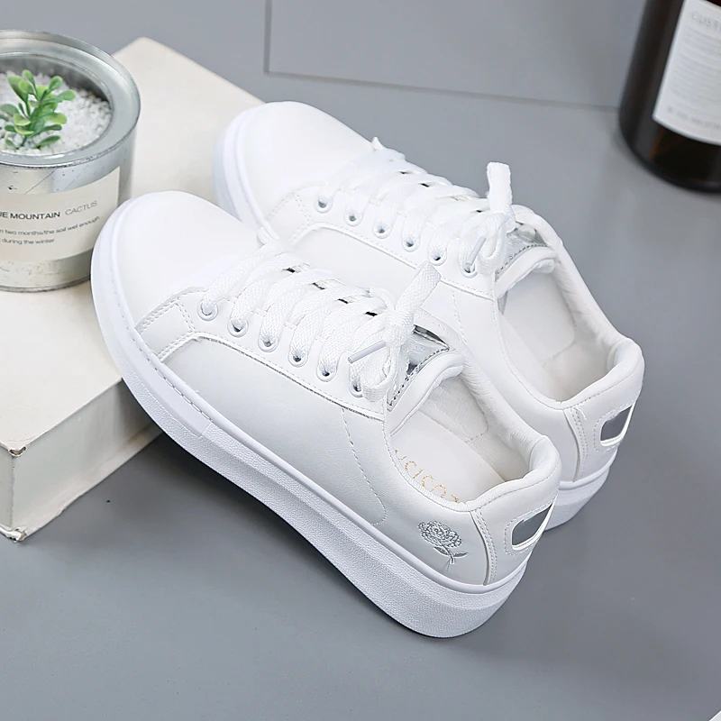 2021 Vrouwen Casual Loopschoenen Nieuwe Lente Vrouwen Schoenen Mode Geborduurde Kleine Witte Sneakers Ademend Bloem Kant-Up