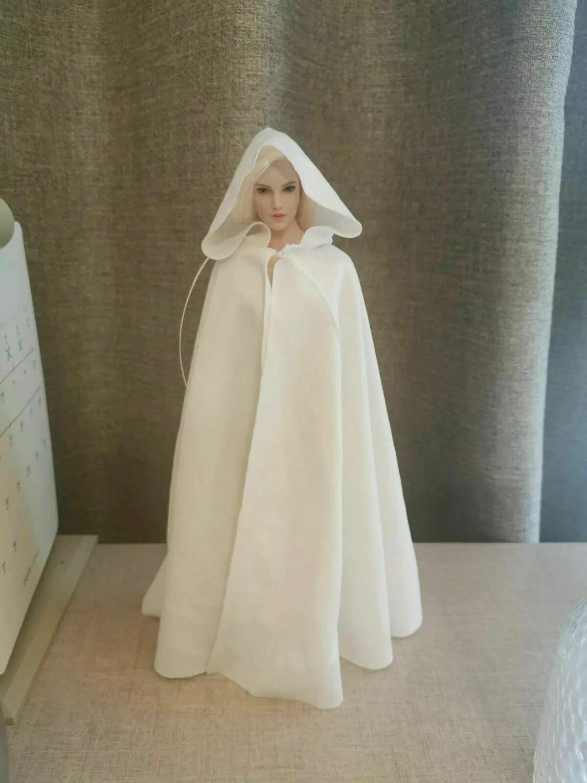 

[only cape]1:6 Scale White Soldier CLoak Hooded Cape For 12" PH HT Female Male Body Doll